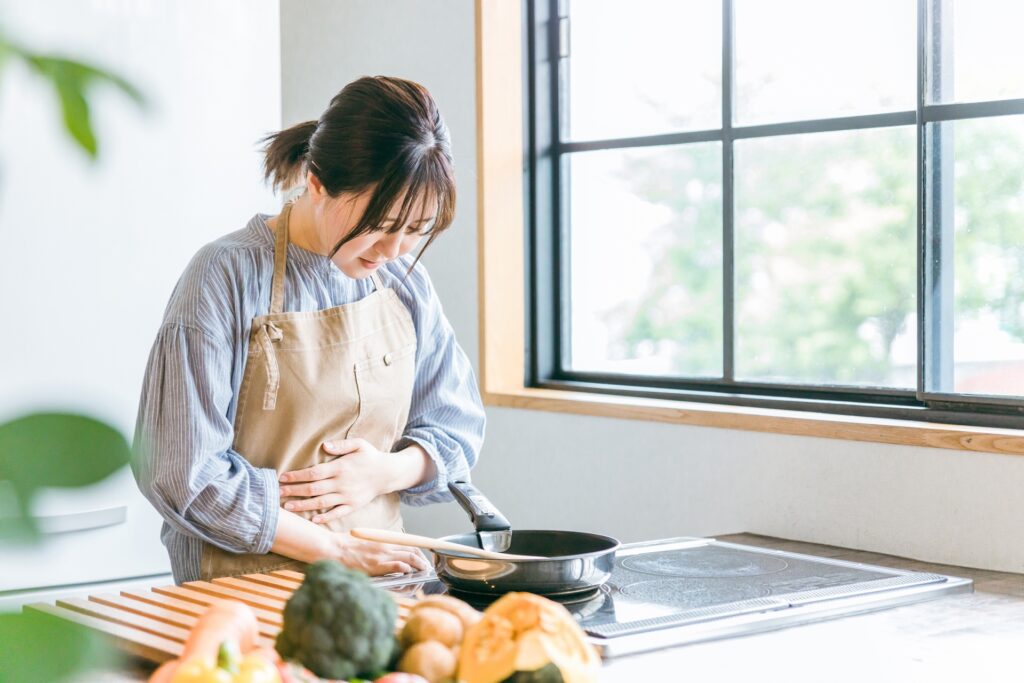 女性腹痛画像